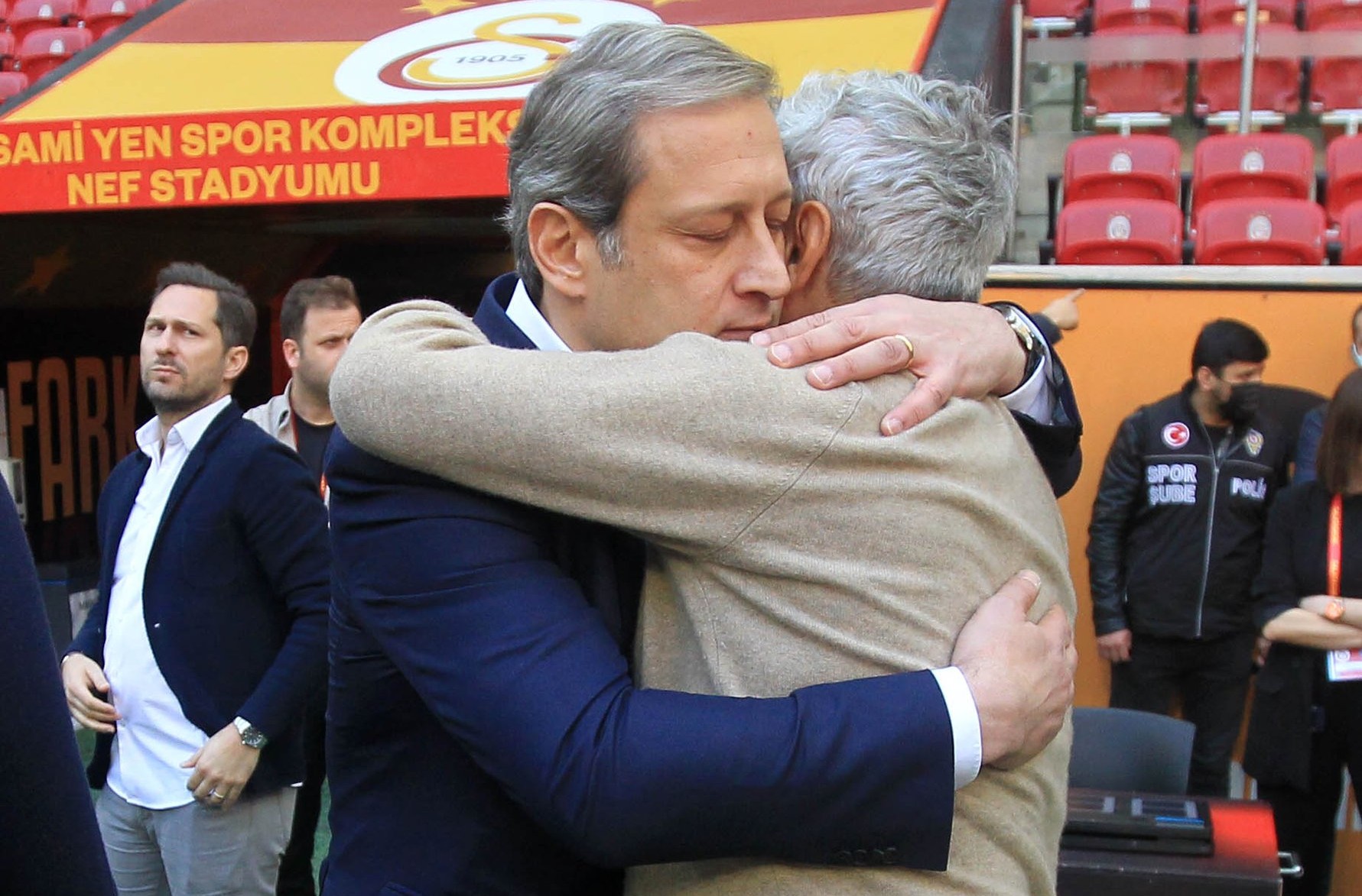 Mircea Lucescu și președintele lui Galatasaray, întâlnire de gradul 0! Cei doi s-au îmbrățișat înaintea meciului de la Istanbul. „Il Luce n-a fost uitat de turci