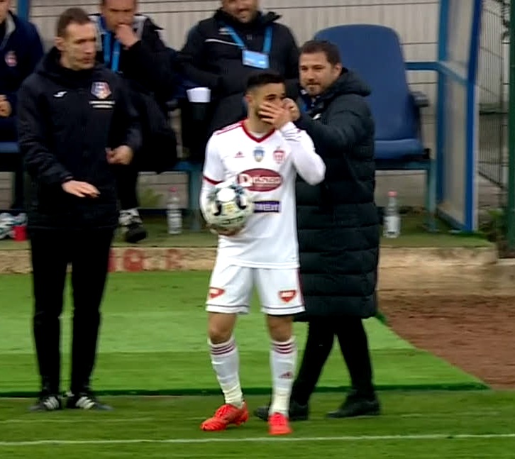 Imagini ireale în FC Botoşani – Sepsi 0-1! Marius Croitoru l-a luat de urechi pe Bărbuţ, în timp ce jucătorul covăsnenilor se pregătea să execute un OUT