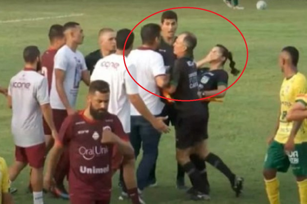 Scene halucinante în timpul unui meci din Brazilia! O arbitră a fost lovită cu capul în gură de un antrenor. Clubul l-a dat deja afară, dar bărbatul ameninţă: „Hai la poliţie! O voi da în judecată!