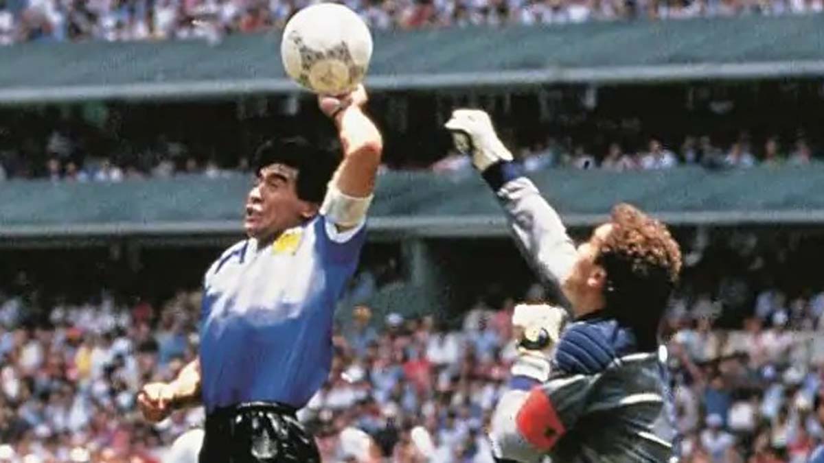 Dumnezeule, ce de bani! Tricoul în care Maradona a dat gol cu „mâna lui Dumnezeu, scos la vânzare pentru o sumă uimitoare. Povestea lui Oprişan