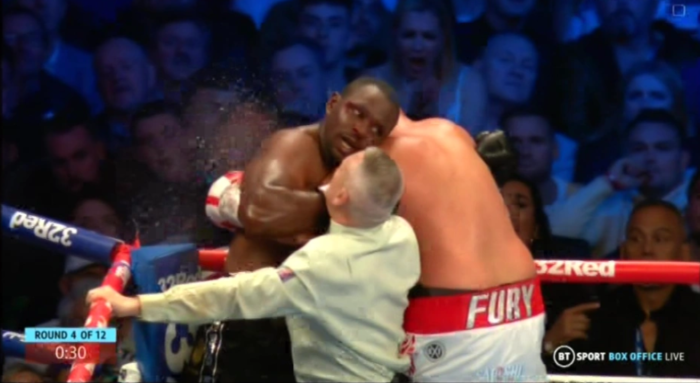 Imagini șocante la meciul dintre Tyson Fury și Whyte. De ce au fost stropiți cei doi în timp ce se băteau