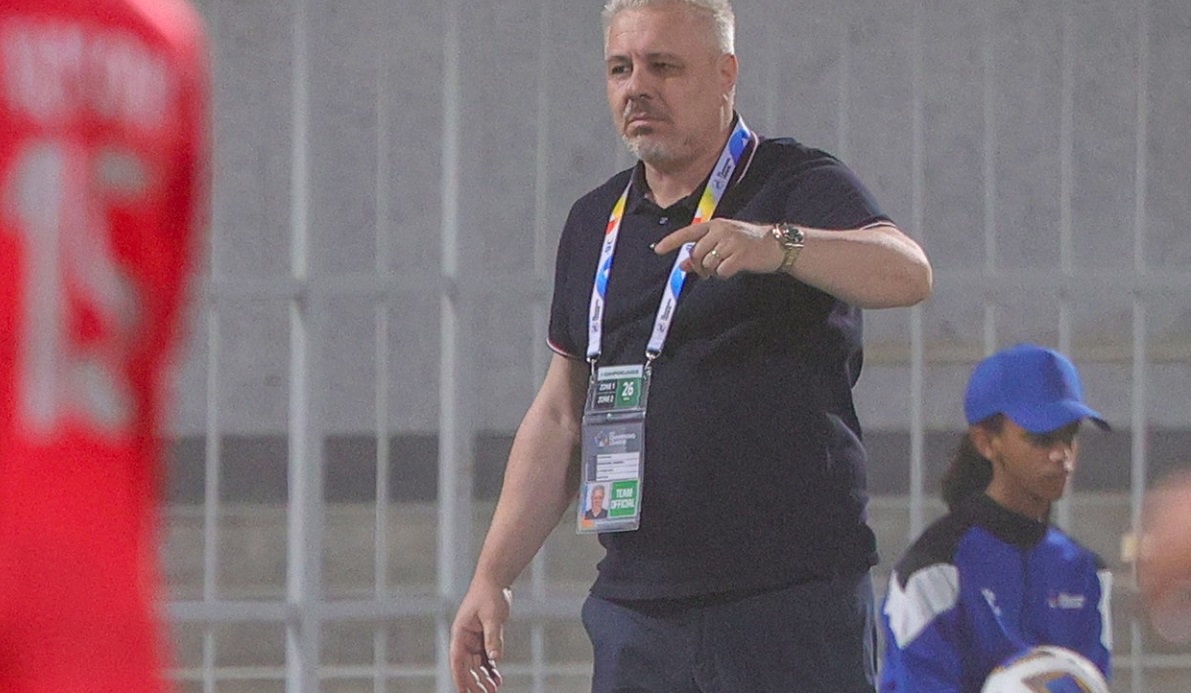Marius Șumudică, în timpul meciului Al Jazira - Al Shabab, din Liga Campionilor Asiei