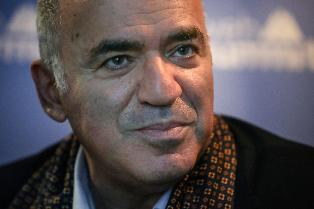 Garry Kasparov crede că regimul lui Vladimir Putin se va prăbuşi şi vine cu o propunere radicală în privinţa drapelului Rusiei: „Nu mai trebuie să aibă pic de roşu