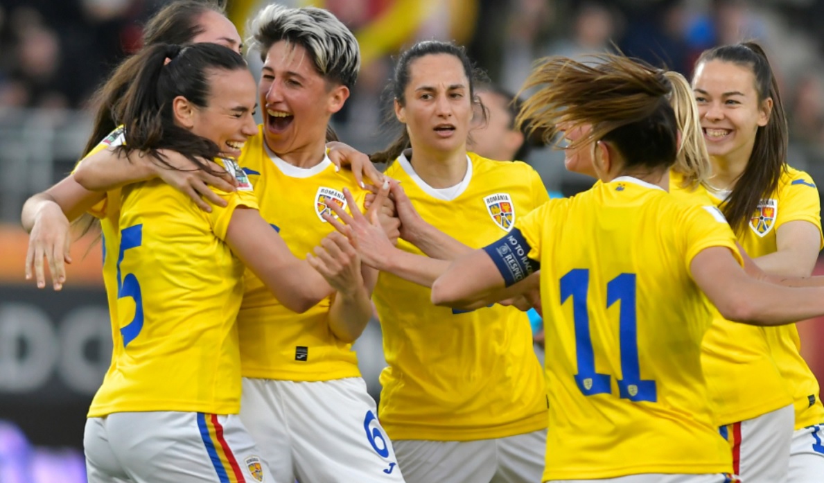 Jucătoarele echipei naționale de fotbal feminin în meciul cu Elveția, de pe stadionul Arcul de Triumf