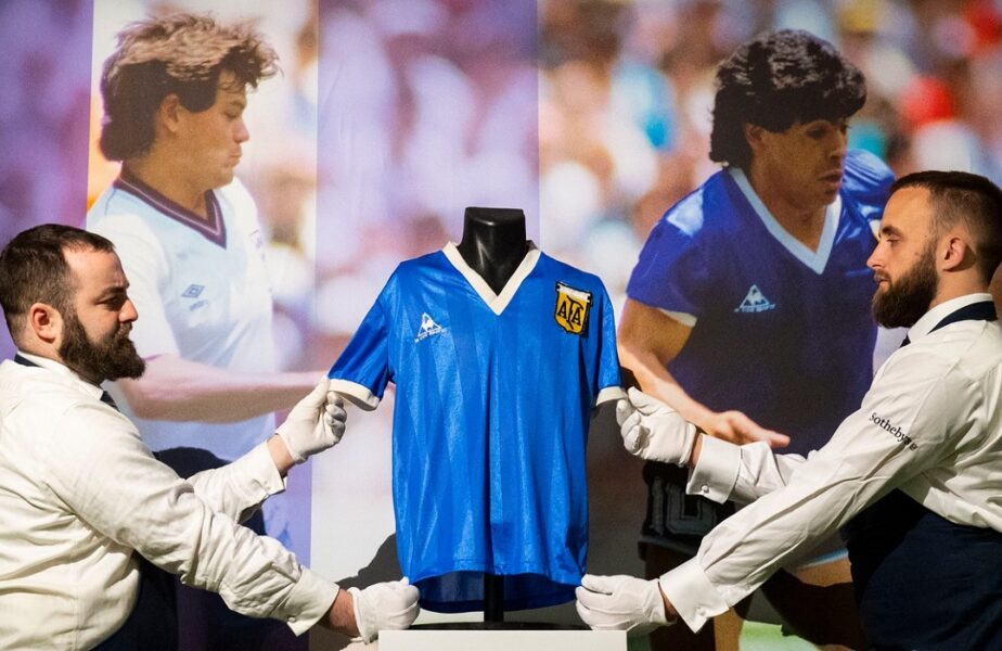 Ofertă uriaşă pentru tricoul purtat de Diego Maradona în meciul în care a marcat cu „Mâna lui Dumnezeu”. Se vinde pentru o sumă record!