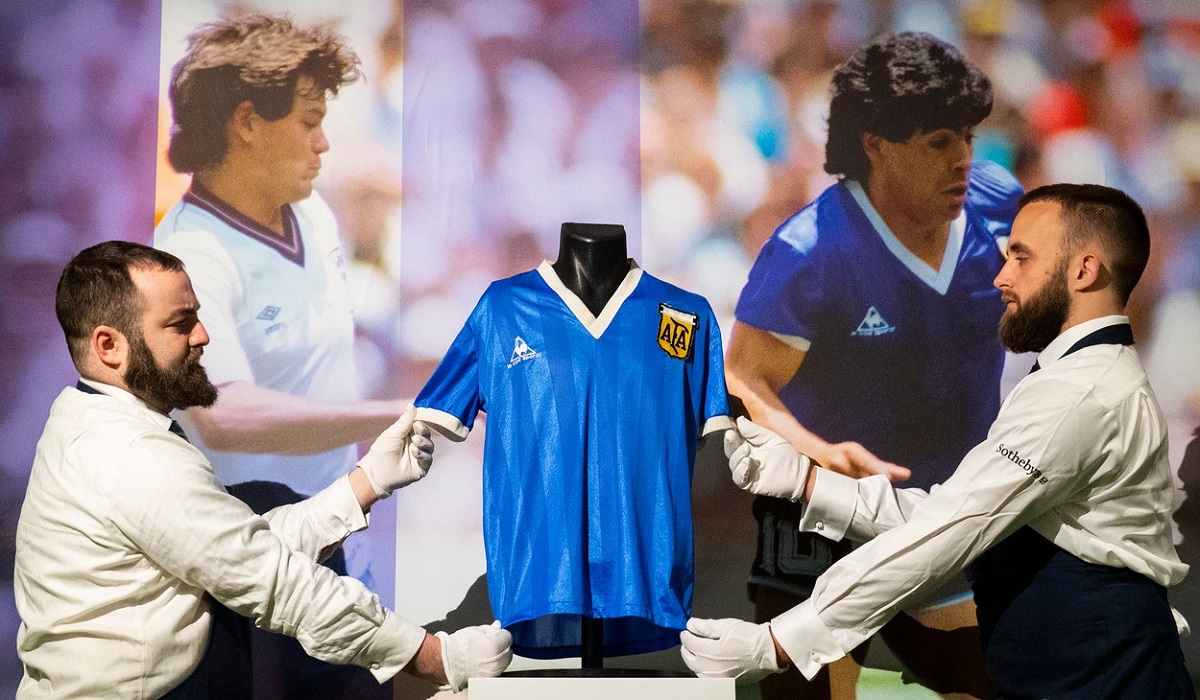Ofertă uriaşă pentru tricoul purtat de Diego Maradona în meciul în care a marcat cu Mâna lui Dumnezeu”. Se vinde pentru o sumă record!