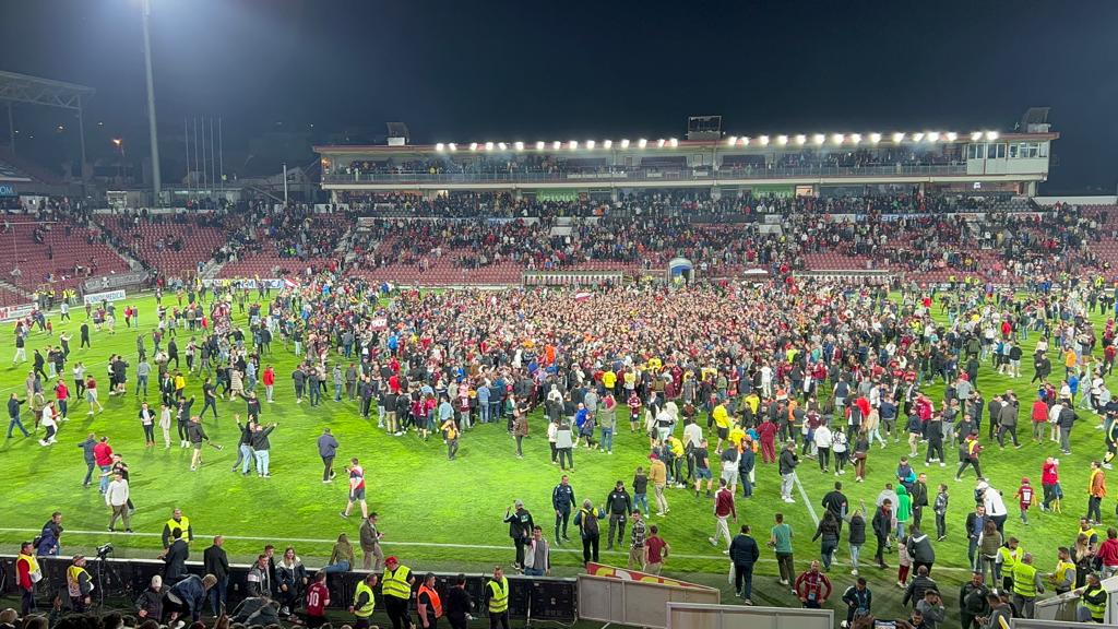 Fanii au intrat pe teren după ce CFR Cluj a câştigat titlul în Liga 1