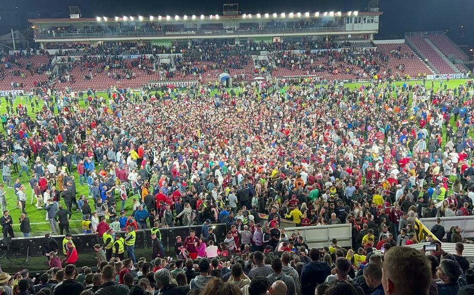 CFR Cluj e campioana României! Fanii au invadat terenul după ce ardelenii au cucerit al cincilea titlu consecutiv