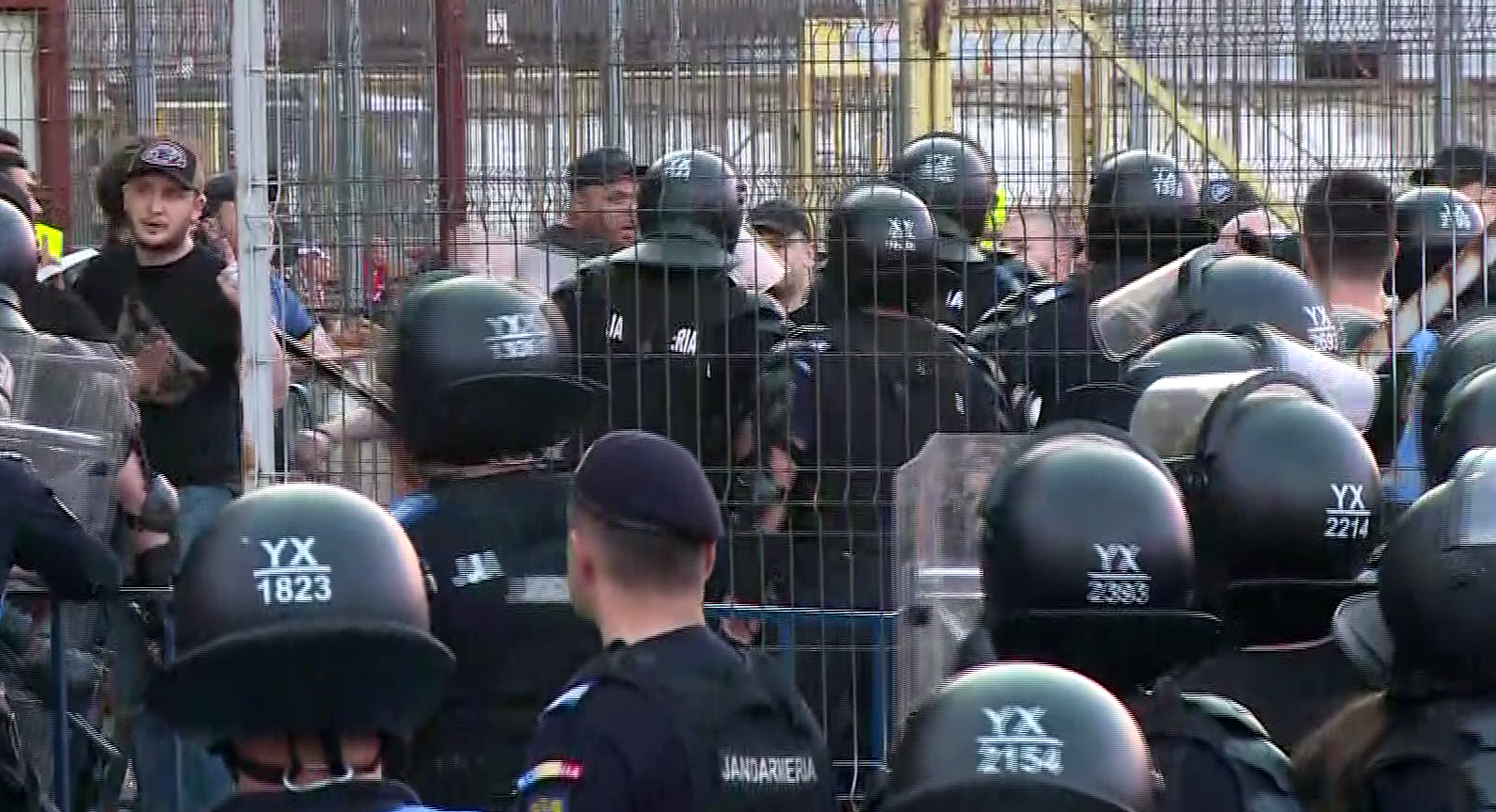 Ultrașii de la Dinamo și CSA Steaua, față în față în „Ștefan cel Mare”! Jandarmeria a intervenit cu gaze lacrimogene