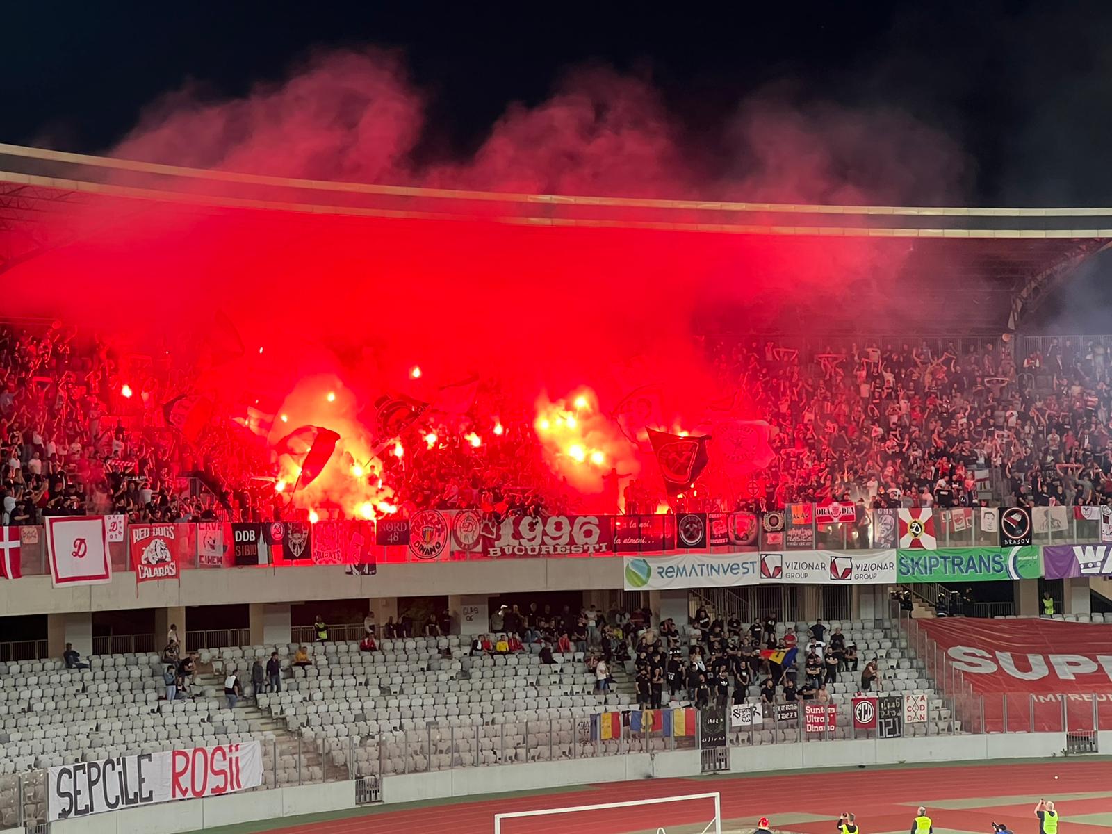 Fanii au făcut show la U Cluj – Dinamo! Cele două galerii înfrăţite au „aprins” stadionul. Atmosferă demnă de Champions League