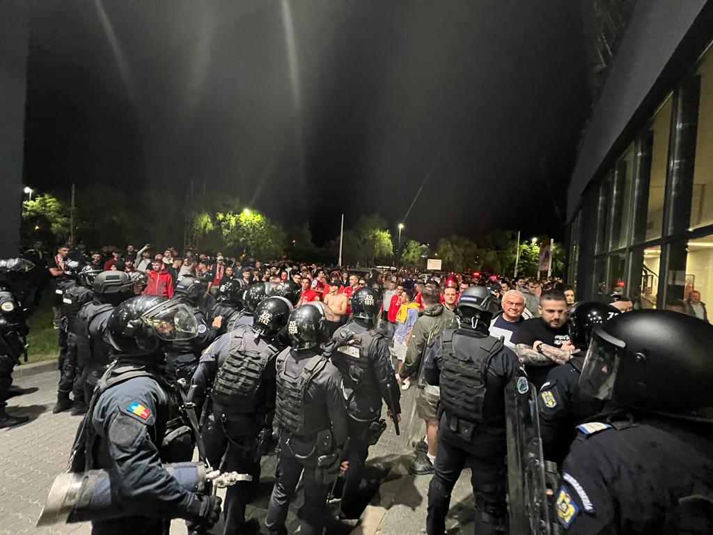 Scandal la U Cluj – Dinamo 2-0! Ultraşii dinamovişti au răbufnit şi au vrut să intre pe teren! Jandarmii au dat cu gaze lacrimogene: „Dacă ne băgaţi în B, vă rupem picioarele!”
