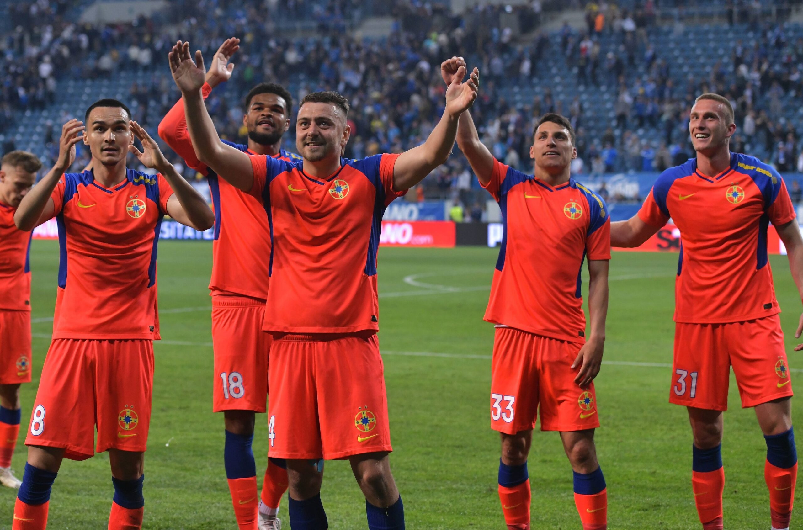 Jucătorii de la FCSB sărbătoresc victoria de la Craiova