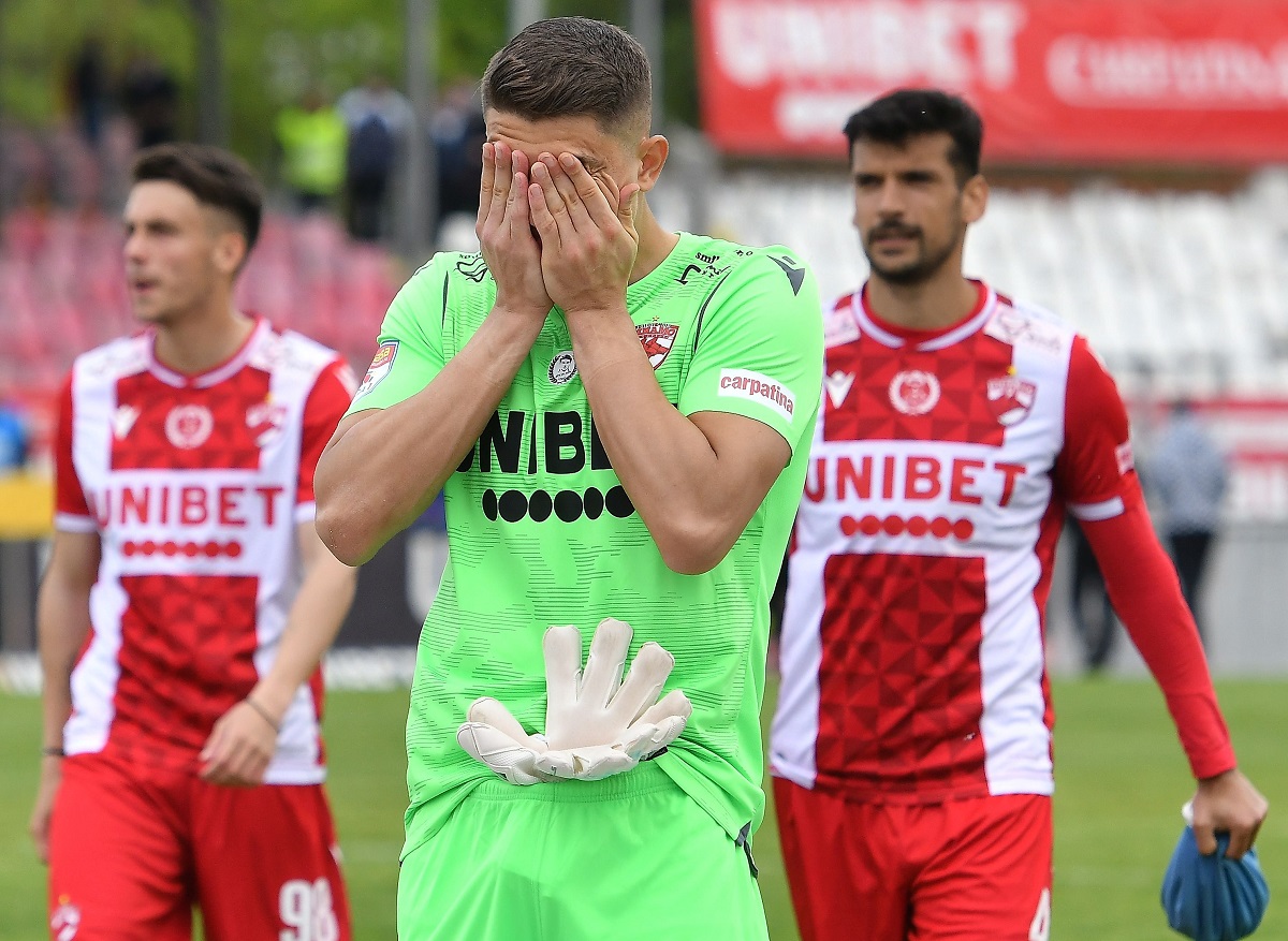 Dinamo a retrogradat în Liga 2! Cifrele dezastruoase ale „câinilor: 77 de goluri încasate, cinci antrenori schimbaţi şi 0-9 la general cu FCSB