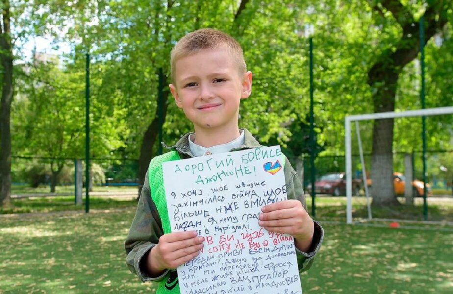 Un copil de 6 ani din Ucraina a emoţionat pe toată lumea! Scrisoarea virală postată de Şahtior Donețk, după ce puştiul şi-a pierdut părinţii în război