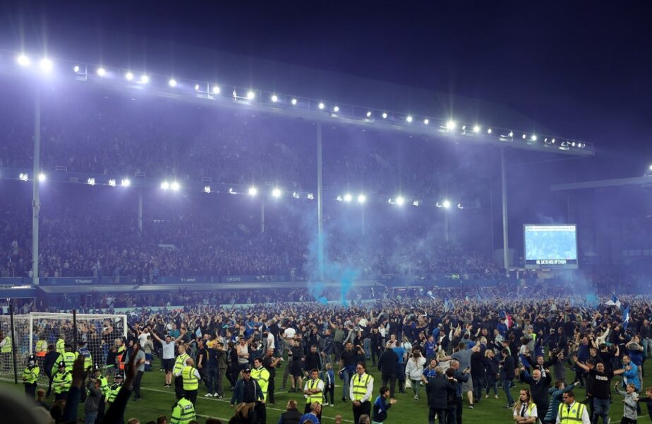 Imagini ireale în Everton – Crystal Palace 3-2. Gazdele au revenit de la 0-2 şi s-au salvat de la retrogradare. Patrick Vieira a lovit un fan!