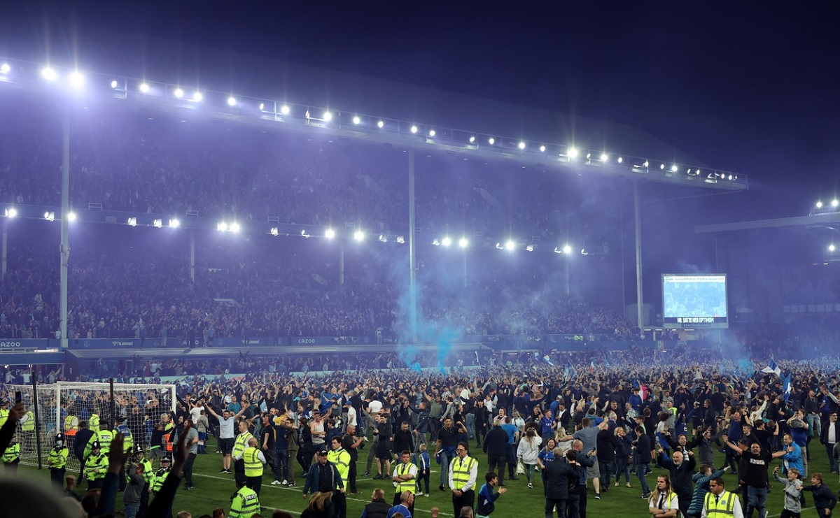 Imagini ireale în Everton – Crystal Palace 3-2. Gazdele au revenit de la 0-2 şi s-au salvat de la retrogradare. Patrick Vieira a lovit un fan!