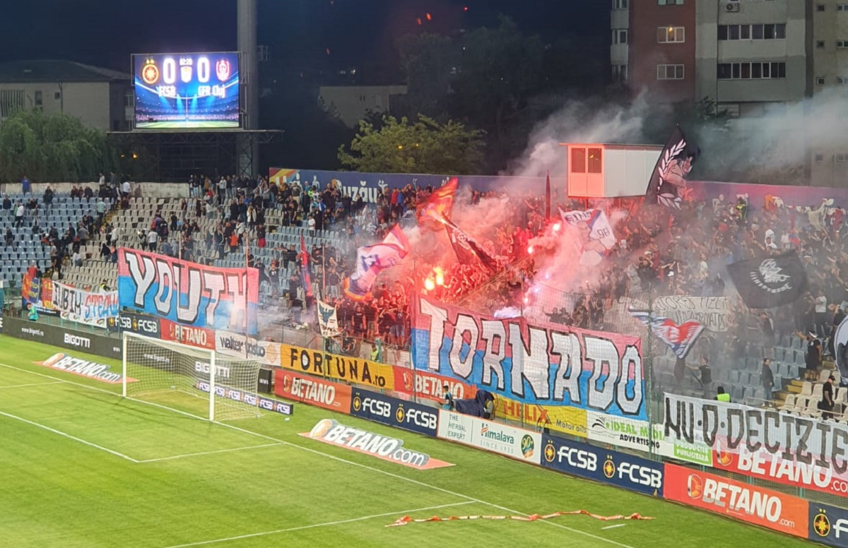 FCSB – CFR Cluj | Dan Petrescu, înjurat de ultraşii roş-albaştrilor, după ce a scandat împotriva echipei lui Gigi Becali la petrecerea de titlu