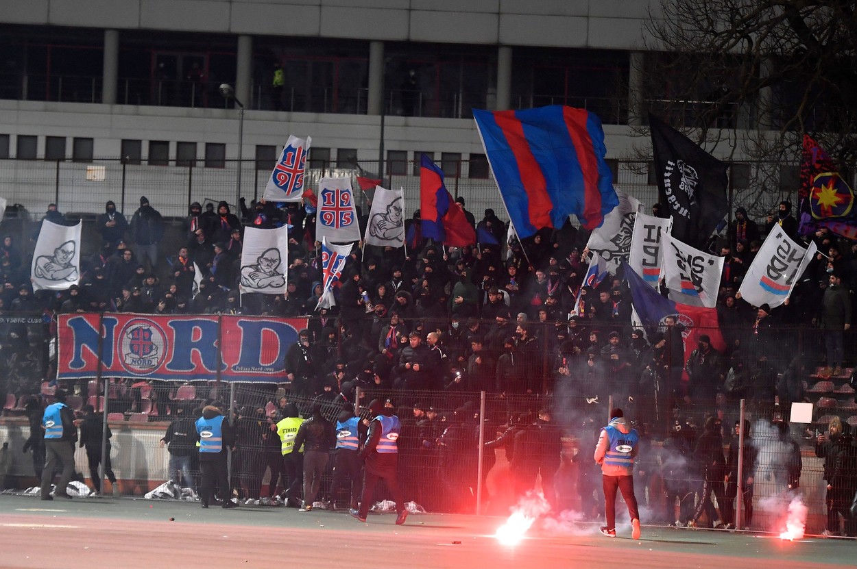 FCSB – CFR Cluj | Ultrașii „roș-albaștri au făcut praf campioana, înaintea derby-ului de la Buzău: „Demolați echipa protejată de arbitri și politicieni!