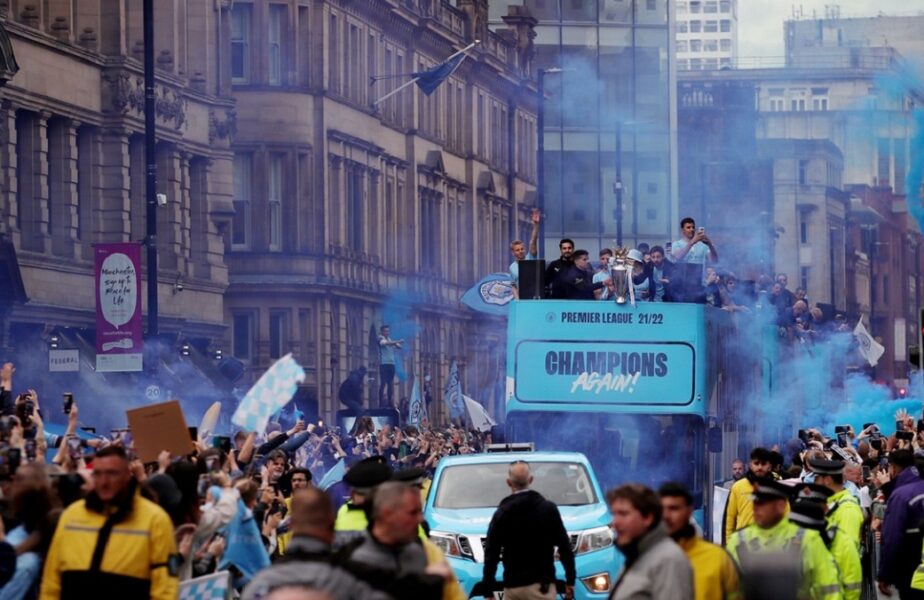 Vedetele lui Manchester City au defilat cu trofeul în centrul orașului! Pep Guardiola, imagine virală. Jack Grealish, sufletul petrecerii