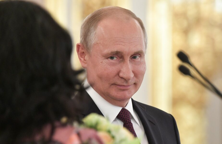 Ce a trebuit să facă o româncă înainte să se întâlnească cu Vladimir Putin: „Au trecut cu mâna prin părul meu!”