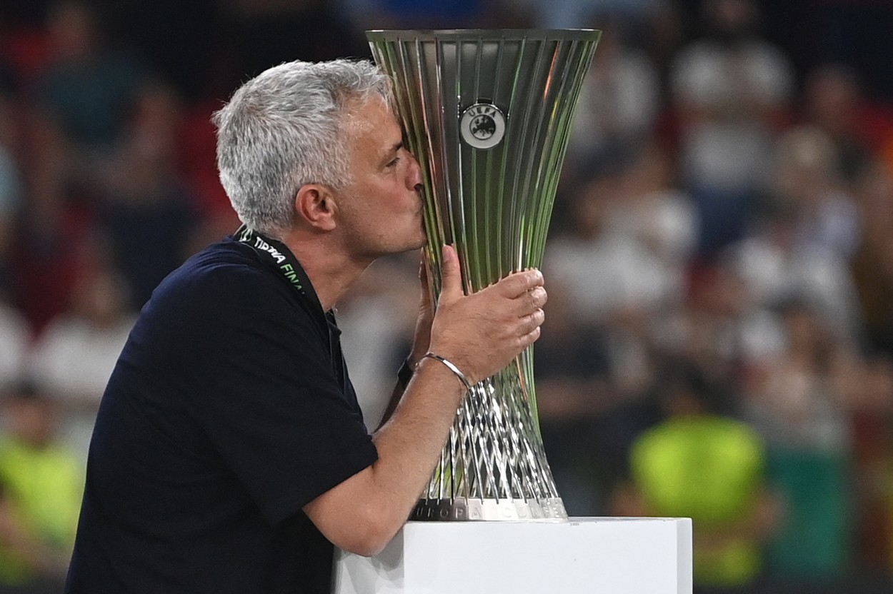 VIDEO! Jose Mourinho a intrat în istoria fotbalului! Recordurile stabilite după ce a câștigat Conference League cu AS Roma. Portughezul, în lacrimi: „Am scris istorie!