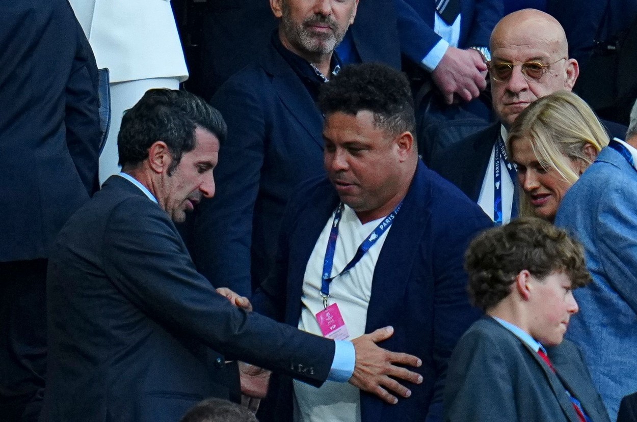 Luis Figo talks with Ronaldo before the match
Liverpool v Real Madrid, UEFA Champions League Final, Football, Stade de France, Saint-Denis Paris, France - 28 May 2022,Image: 695296992, License: Rights-managed, Restrictions: , Model Release: no, Credit line: Profimedia