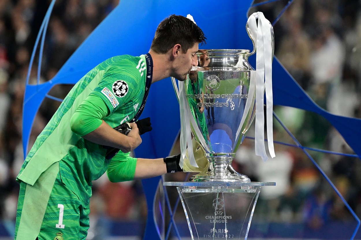 Thibaut Courtois, alături de trofeul UEFA Champions League
