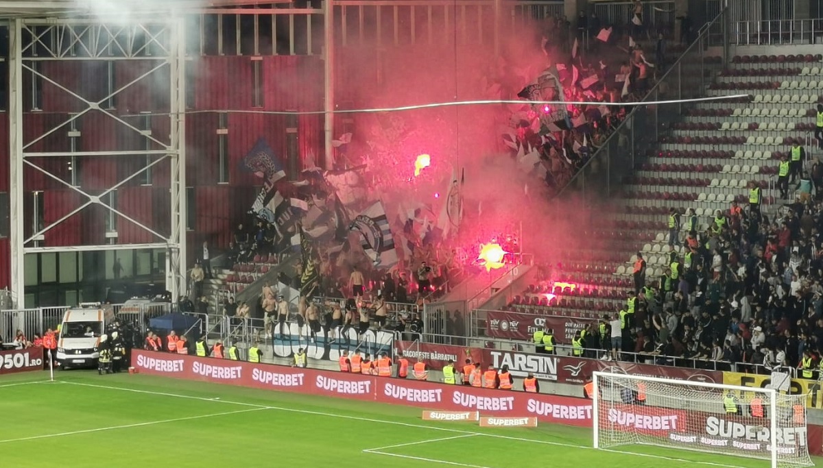 Fanii lui FC U Craiova s-au bătut cu jandarmii înaintea meciului cu Rapid. Bannere ironice ale rapidiștilor FOTO