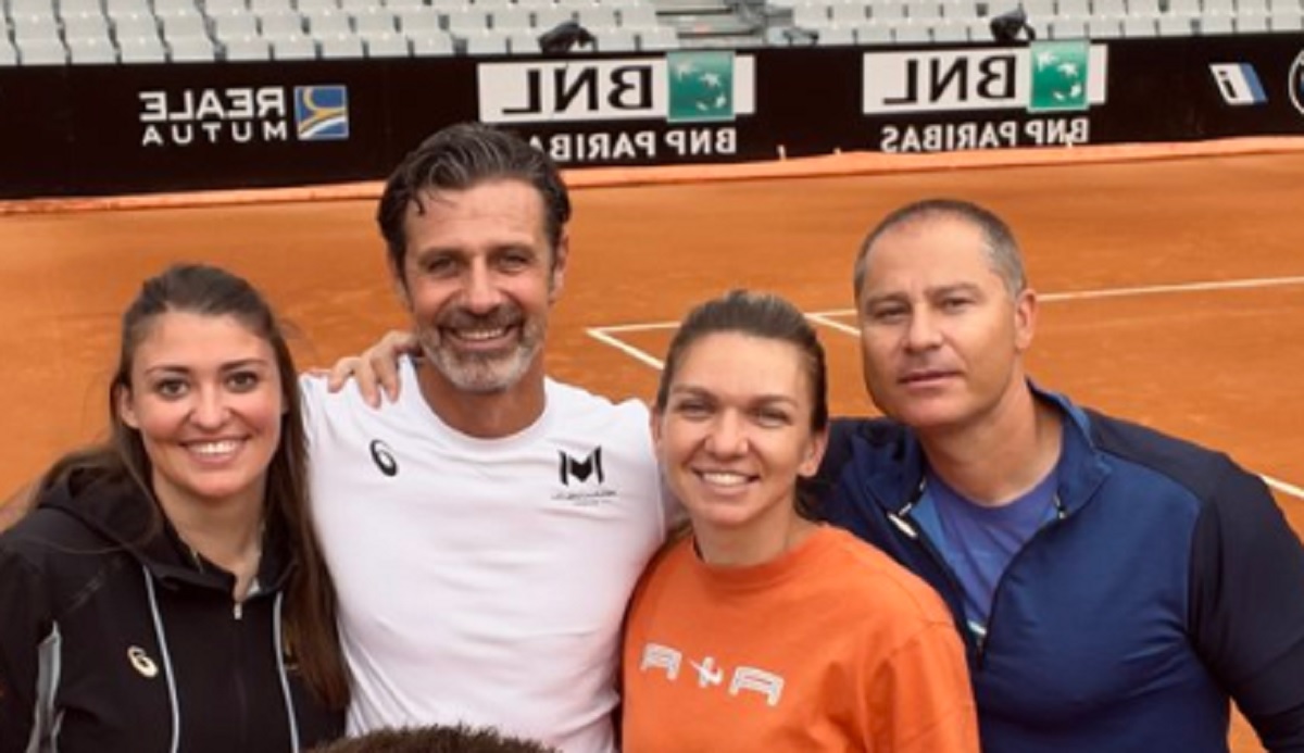 Simona Halep, alături de echipa de pregătire și antrenorul Patrick Mouratoglou, la un antrenament înaintea turneului de la Roma