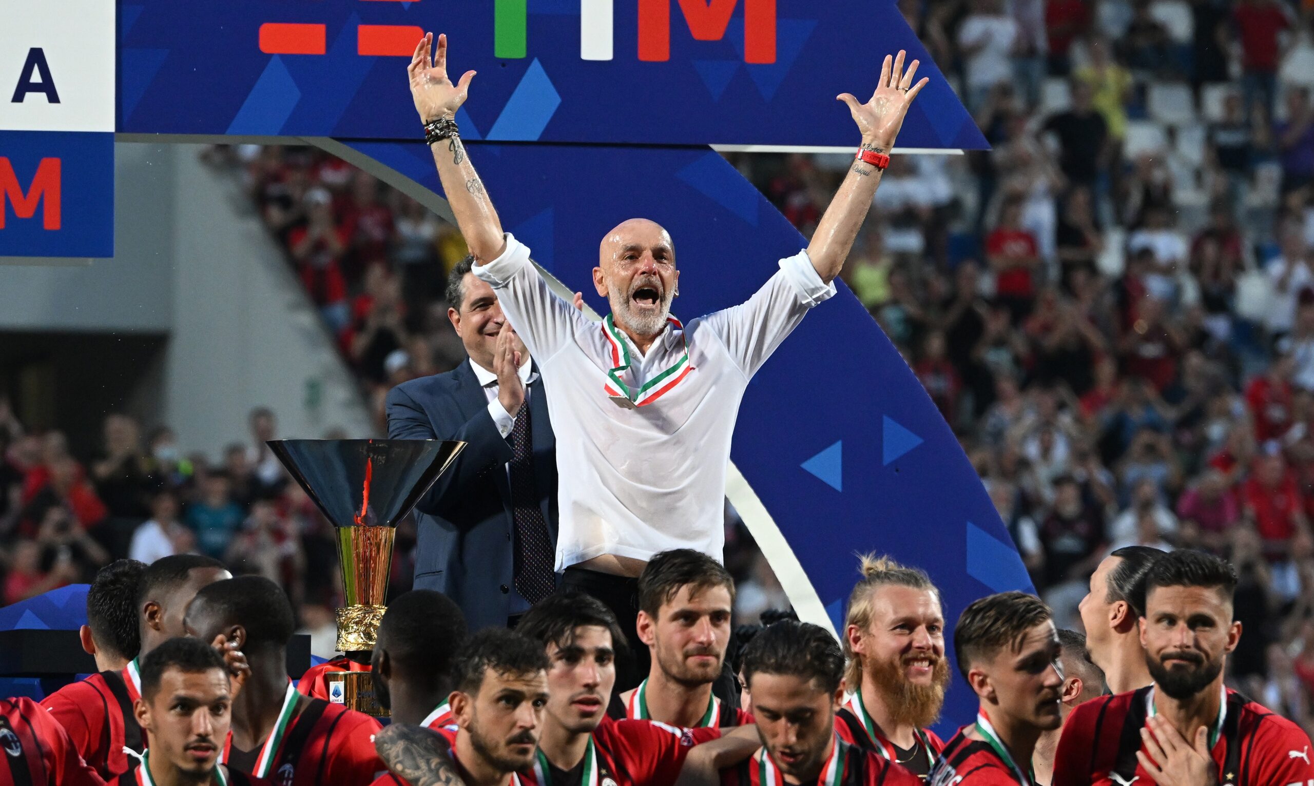 Medalia lui Stefano Pioli a fost furată, în timp ce sărbătorea câștigarea titlului alături de fanii lui Milan! ”E singura pe care o am”