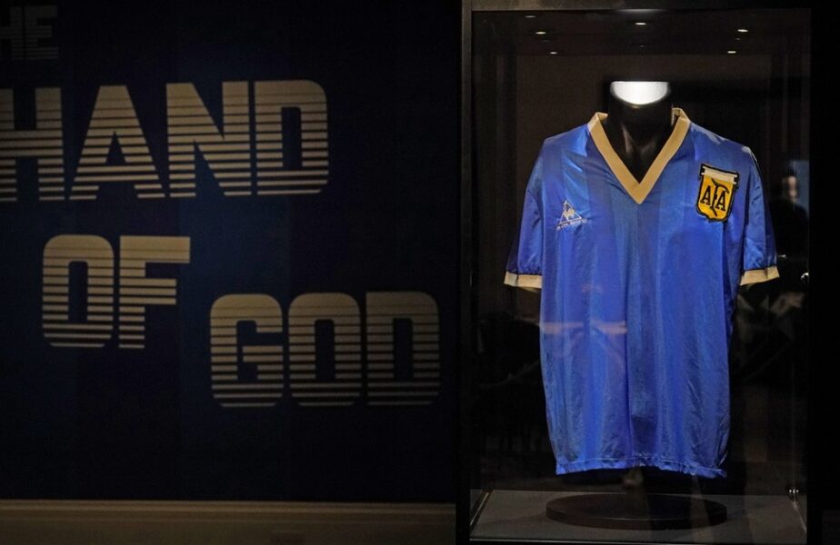 Tricoul lui Diego Maradona din meciul în care a marcat cu „Mâna lui Dumnezeu” s-a vândut pentru o sumă astronomică