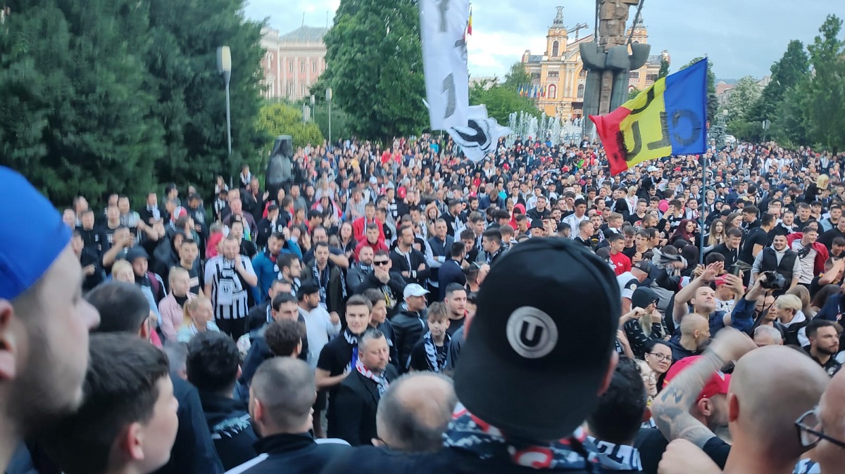 Fanii Universităţii Cluj, petrecere în centrul oraşului după promovare