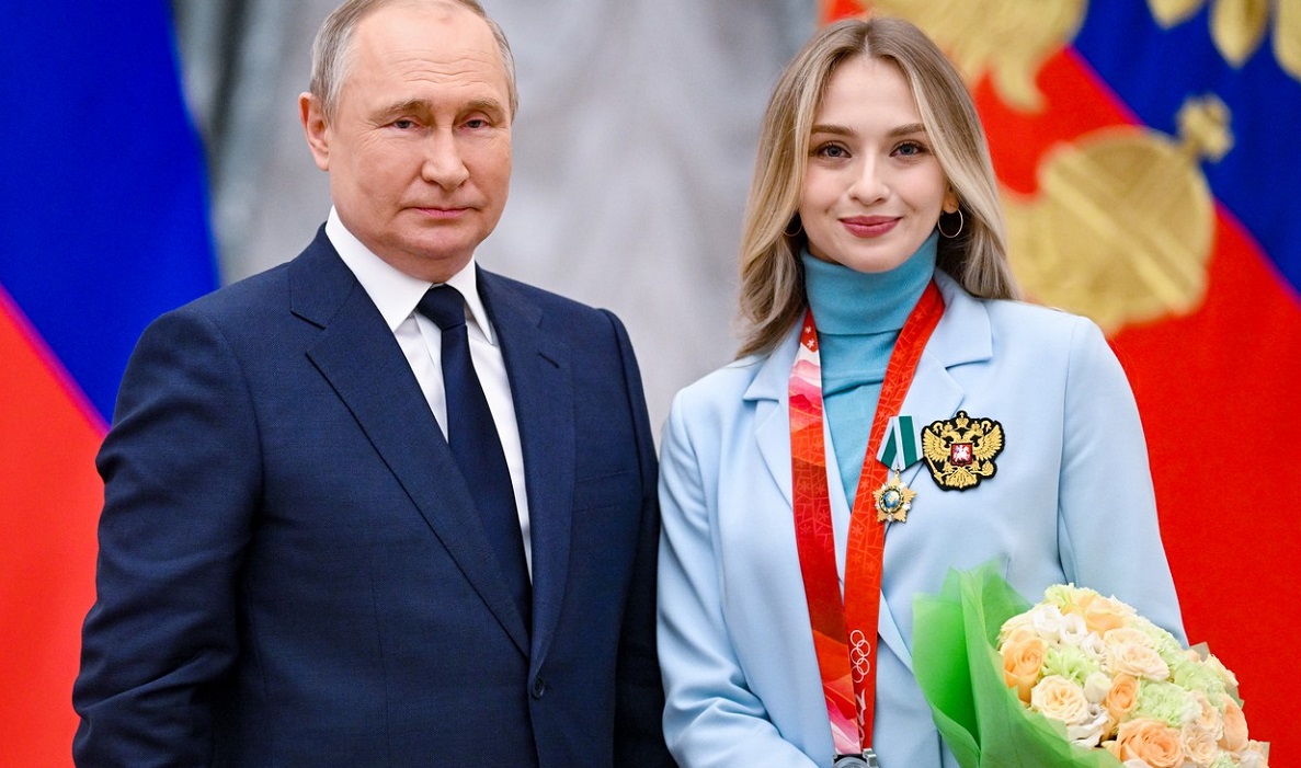 Patinatoarea Victoria Sinitsina, alături de președintele rus Vladimir Putin, la o ceremonie de premiere