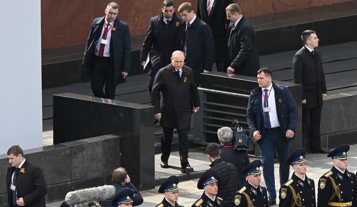 Vladimir Putin a purtat mai multe discuţii cu Dmitry Kovalev la parada de pe 9 mai