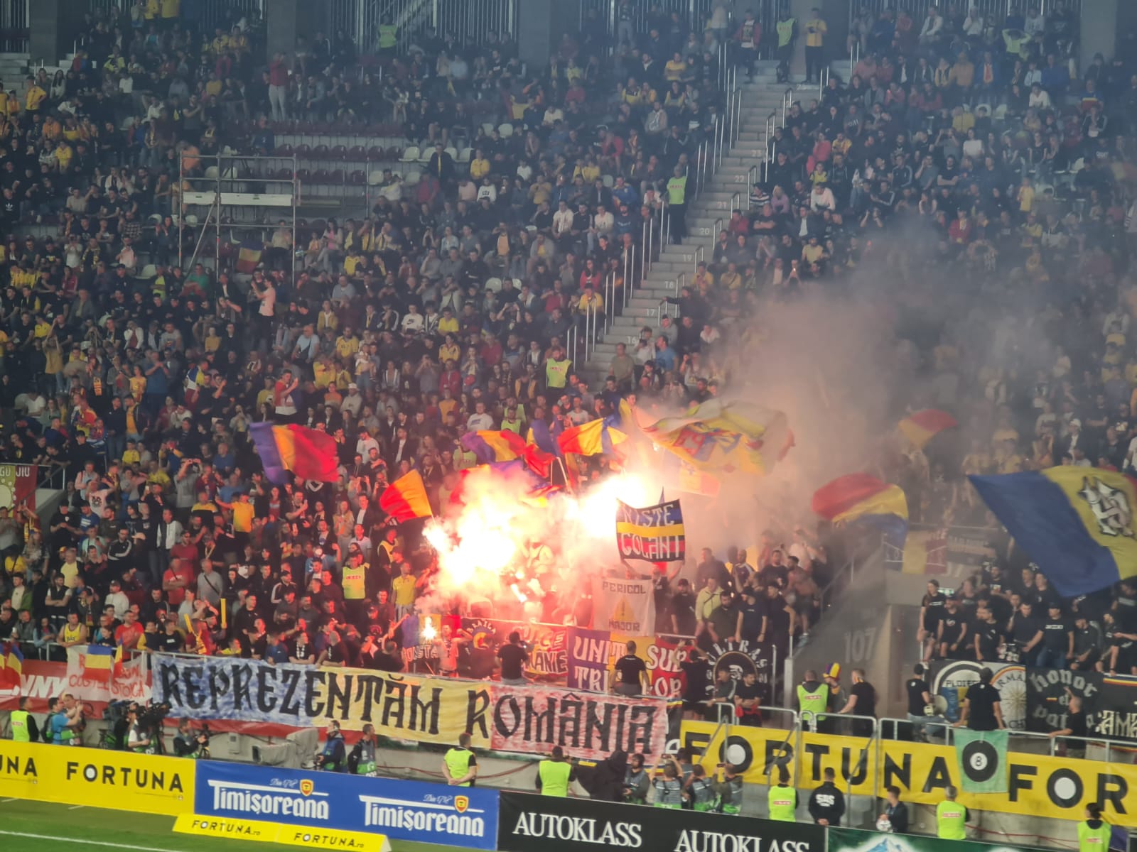 Atmosferă de vis în Giulești, înainte de România – Finlanda! Întregul stadion a cântat „Deșteaptă-te, române!”. Imagini de colecție