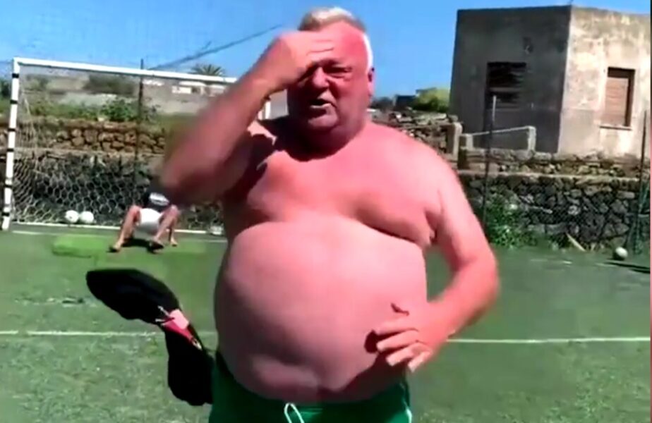 Un bătrânel din Italia se bucură ca un nebun după ce dă goluri. Chiar dacă nu are pătrăţele, el îşi scoate şi tricoul ca Ronaldo