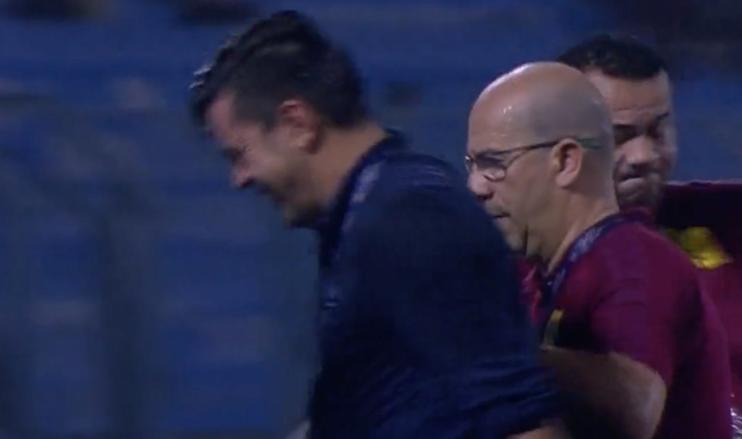 Cosmin Contra a trecut prin clipe înfricoșătoare în Arabia Saudită! Antrenorului român i s-a făcut rău în timpul meciului