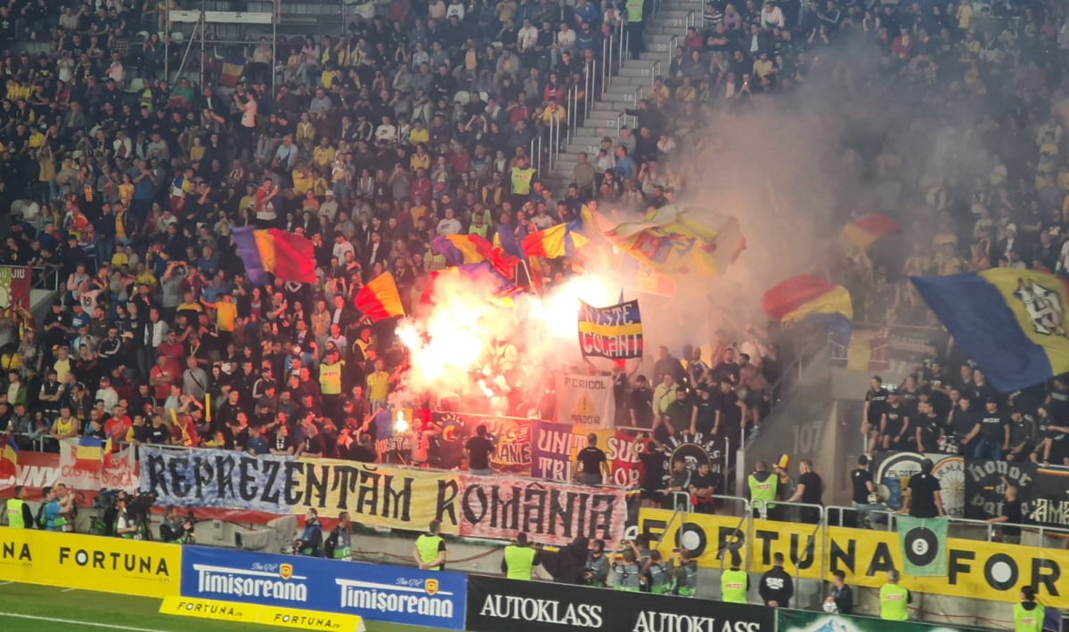 Ce au găsit jandarmii la fanii controlaţi pe stadionul Giuleşti, înainte de România – Finlanda. Doi bărbaţi vor fi cercetaţi penal