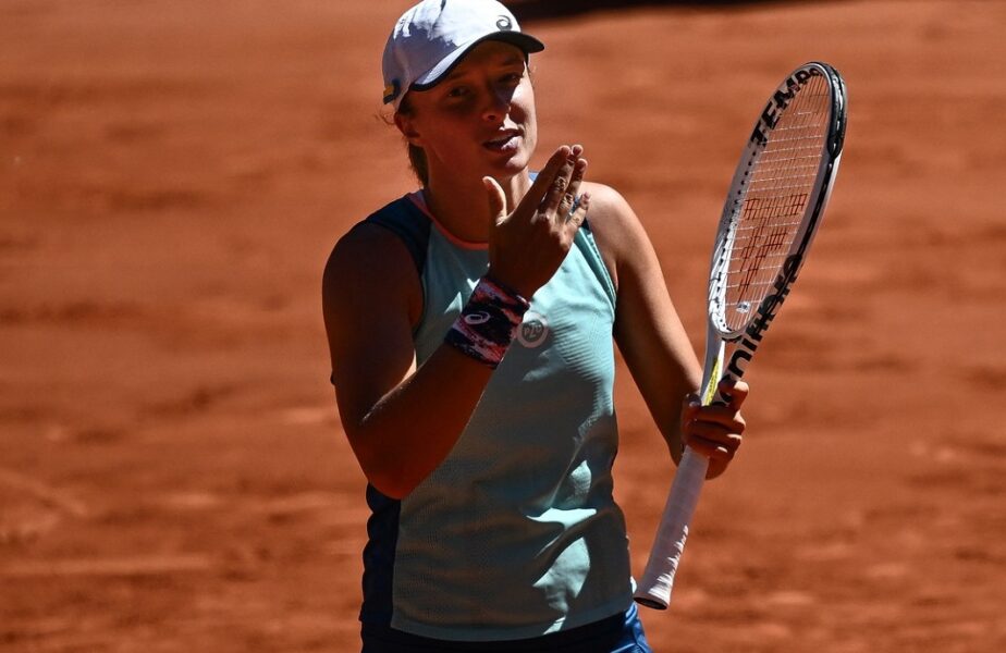 Iga Swiatek, în timpul meciului cu Daria Kasatkina, din semifinalele Roland Garros 2022