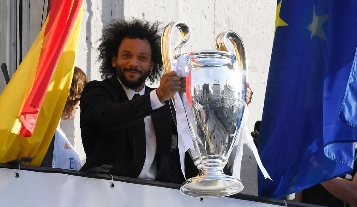 Marcelo celebrează cu trofeul după câștigarea UEFA Champions League