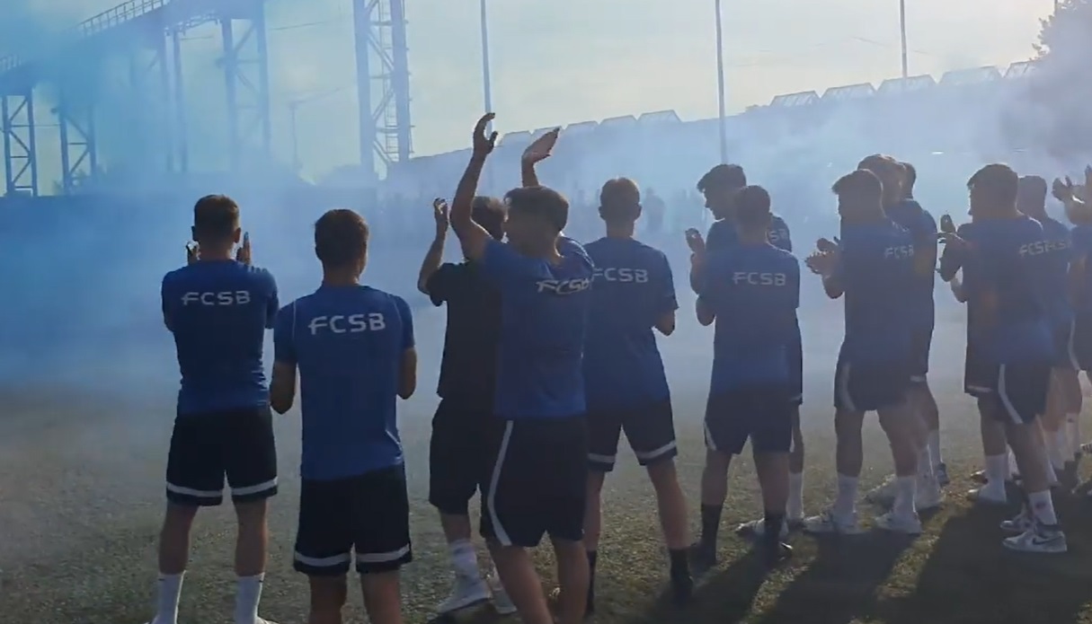 Campionii U15 de la FCSB, aclamaţi de ultraşi. Atmosferă incendiară la baza din Berceni