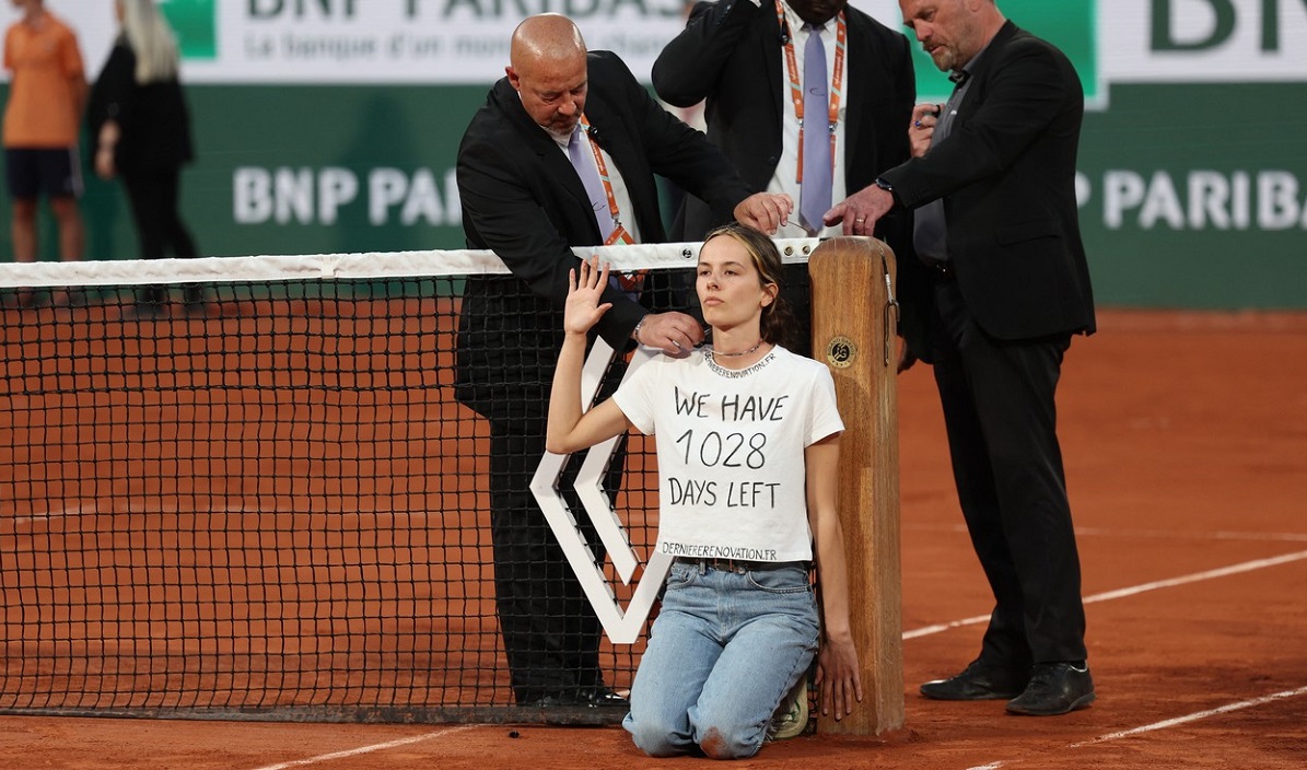 Protest incredibil la Roland Garros 2022. O tânără şi-a legat gâtul de fileu în timpul semifinalei Casper Ruud – Marin Cilic VIDEO