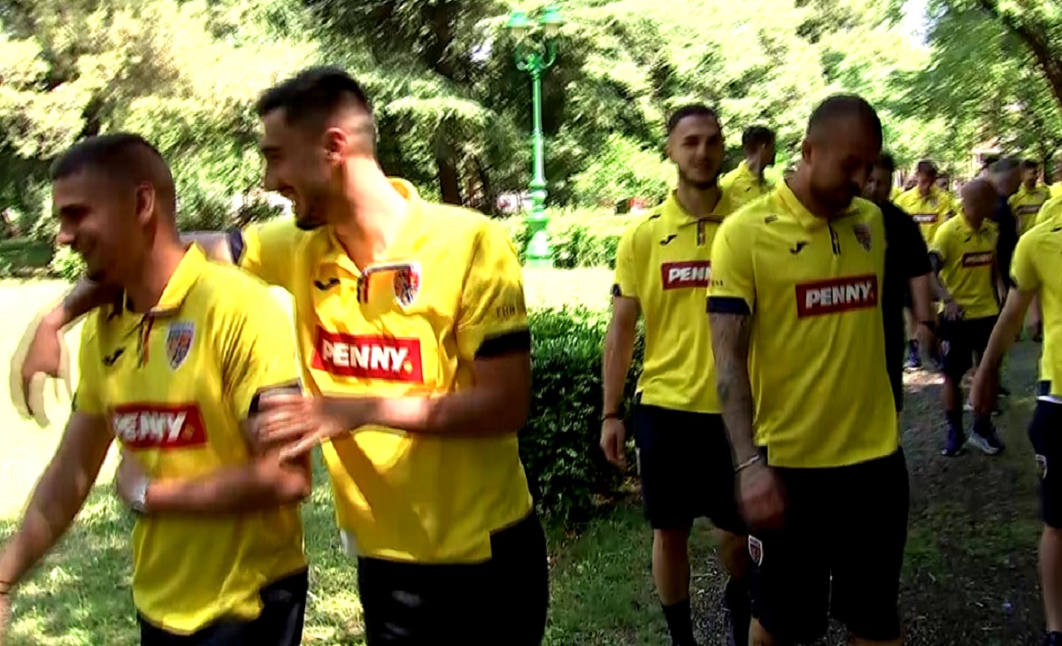 Jucătorii României, la plimbare prin Podgorica, înaintea meciului cu Muntenegru