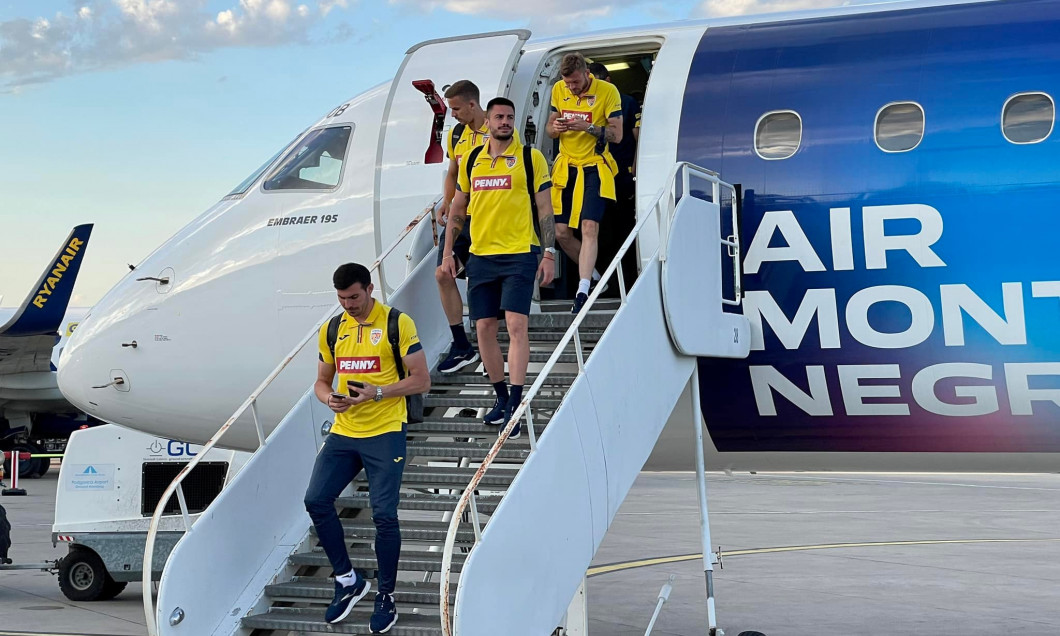 Jucătorii României coboara din avionul care i-a adus la Podgorica, înaintea meciului cu Muntenegru