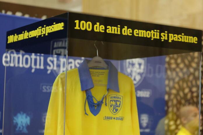 Fabuloasa poveste a primelor tricouri ale României: făcute la Londra pe banii unui fotbalist-avocat. Poveştile lui Oprişan