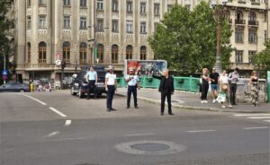 Gigi Becali a făcut autostopul după ce a sfinţit străzile din Bucureşti