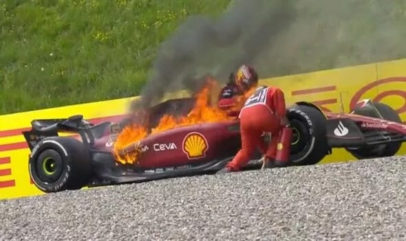 Ferrari-ul lui Carlos Sainz, cuprins de flăcări în Marele Premiu al Austriei! Imagini terifiante