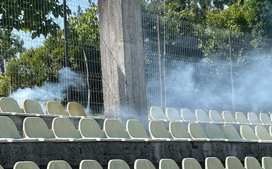 Momente de panică la amicalul dintre Dinamo şi Chiajna! Un fan dinamovist a aruncat cu o torţă şi a intrat pe teren