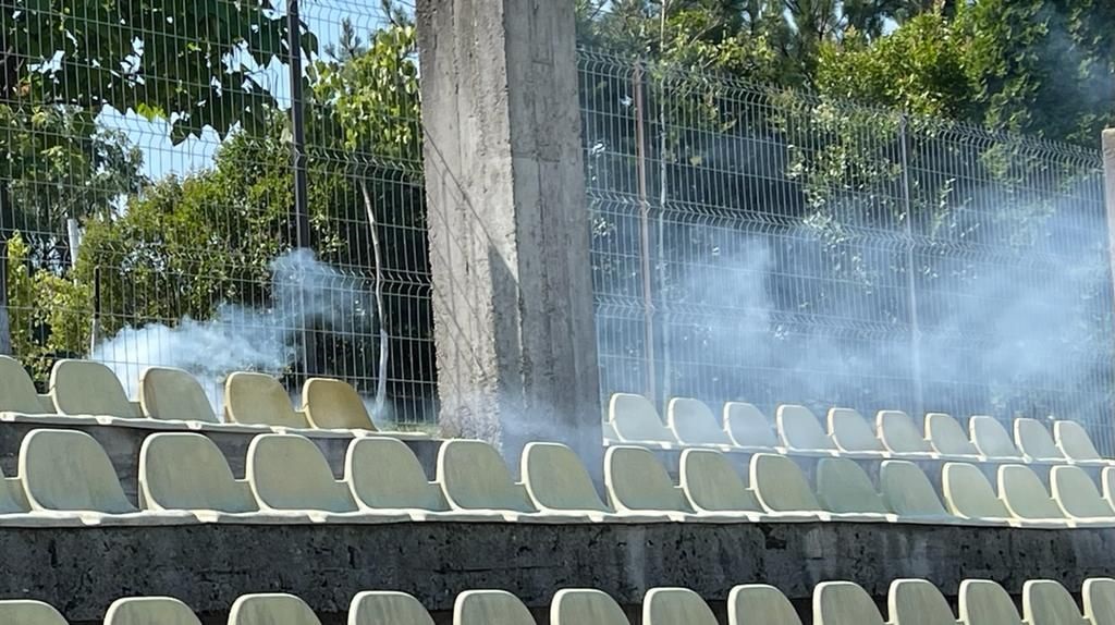 Momente de panică la amicalul dintre Dinamo şi Chiajna! Un fan dinamovist a aruncat cu o torţă şi a intrat pe teren