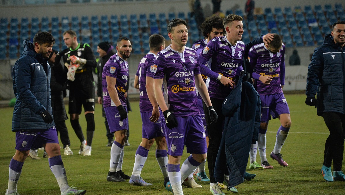 Jucătorii de la FC Argeș, în timpu unui meci